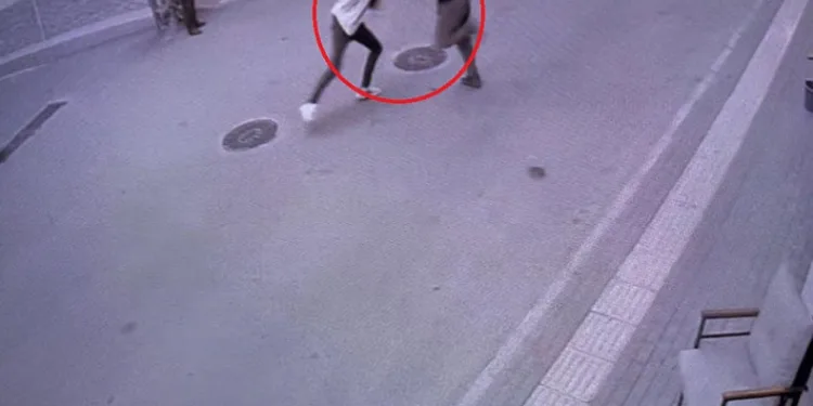 Cinayet anı kamerada, sessizce yaklaşıp bıçakladı