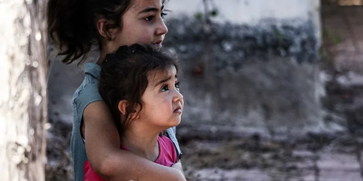 Otların tutuşmasıyla başlayan yangın, evlere yöneldi
