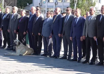 Tören alanında davetsiz misafir şoku