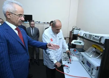 Bakan Uraloğlu Cep Telefonu Test Merkezi’ni inceledi
