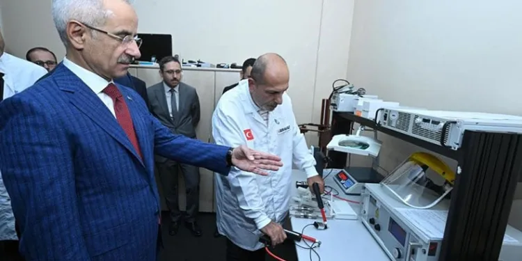 Bakan Uraloğlu Cep Telefonu Test Merkezi’ni inceledi