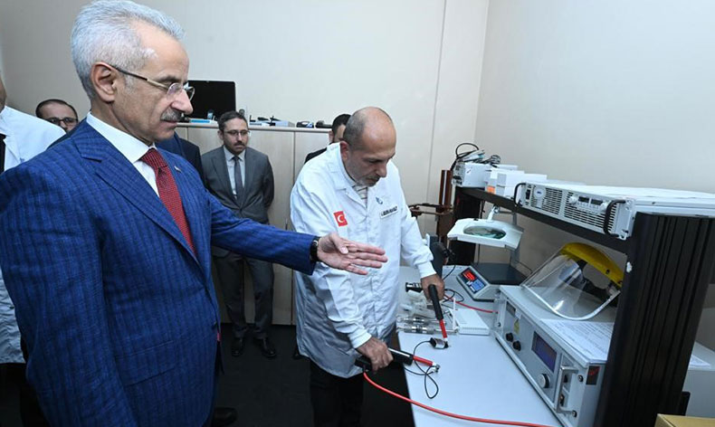 Bakan Uraloğlu Cep Telefonu Test Merkezi'ni inceledi