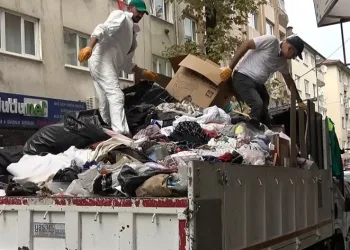 Sokak sokak topladığı çöpleri babasının evinde biriktirdi