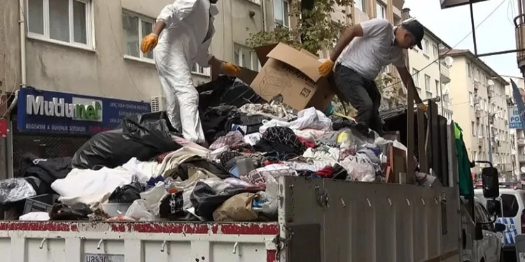 Sokak sokak topladığı çöpleri babasının evinde biriktirdi