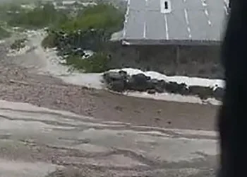 Dolu yağışı sonrası köy beyaza büründü