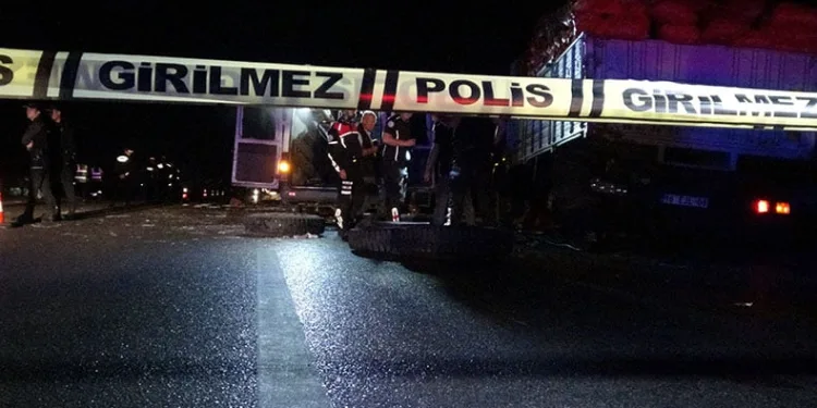 Dinamit yüklü kamyon devrildi