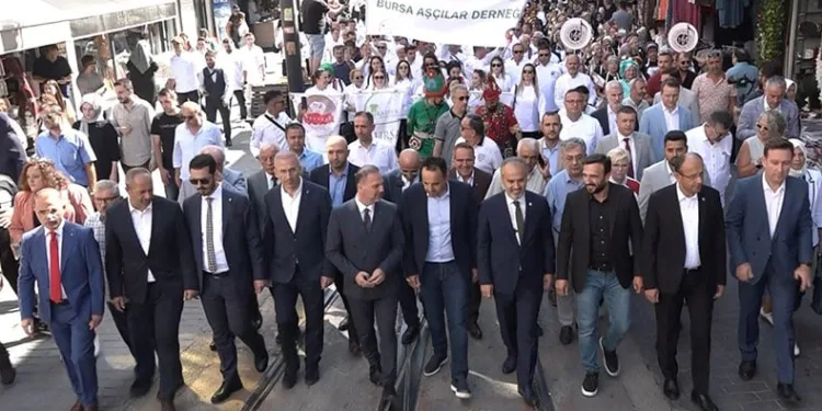 Bursa’nın lezzet şöleni kortejle başladı