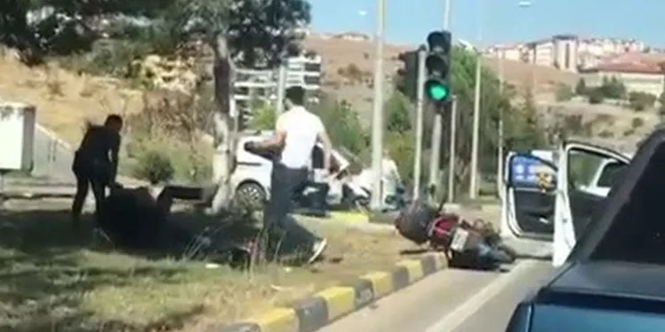 Motosiklet sürücülerinin kavgası kamerada