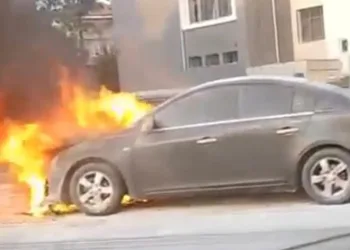Seyir halindeki otomobil alev alev yandı