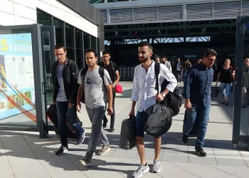 Yüksek Hızlı Tren uçağı solladı