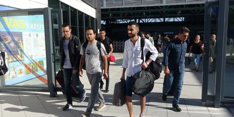 Yüksek Hızlı Tren uçağı solladı