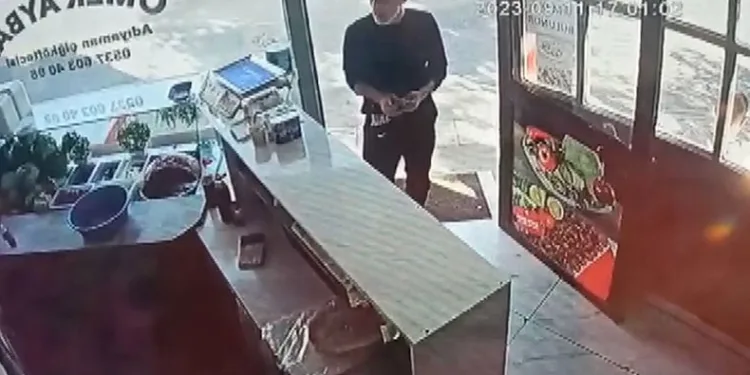 Bursa’da dükkana giren hırsız cüzdanı çalıp kayıplara karıştı