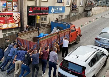 Arızalanan kamyoneti iterek yolu trafiğe açtı