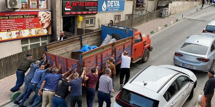 Arızalanan kamyoneti iterek yolu trafiğe açtı