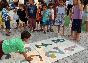 Büyükşehir Belediyesi’nden afetzede çocuklara moral