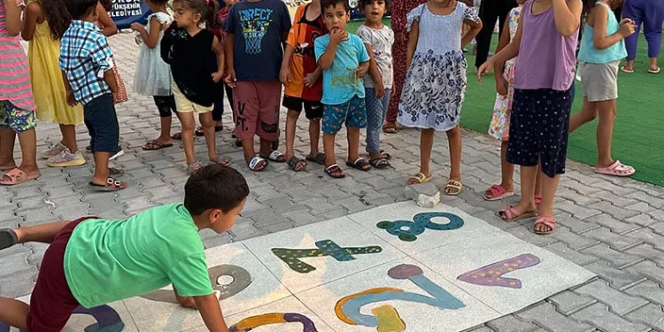 Büyükşehir Belediyesi’nden afetzede çocuklara moral