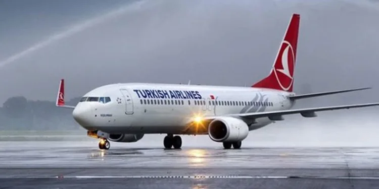 THY uçağı taksi yolundan çıktı