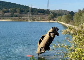 1979 model otomobil göletten çıktı
