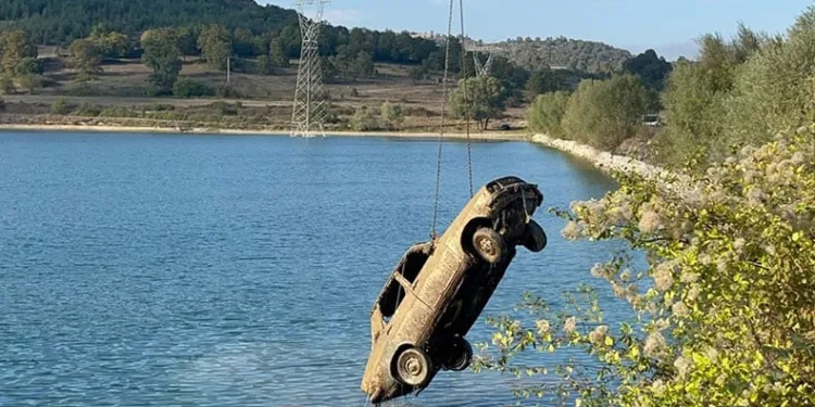 1979 model otomobil göletten çıktı