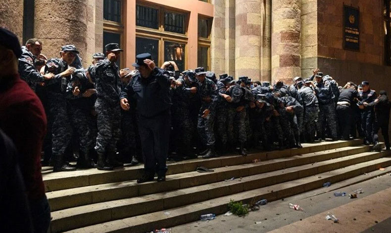 Erivan'da protestolar artıyor