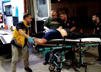 Oda arkadaşını sokakta sırtından bıçakladı