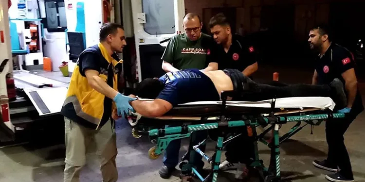 Oda arkadaşını sokakta sırtından bıçakladı