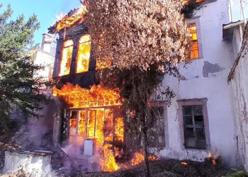 İki katlı ahşap ev alevlere teslim oldu