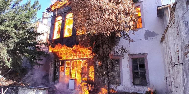 İki katlı ahşap ev alevlere teslim oldu