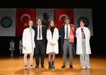 Diş hekimi adaylarına beyaz önlük töreni