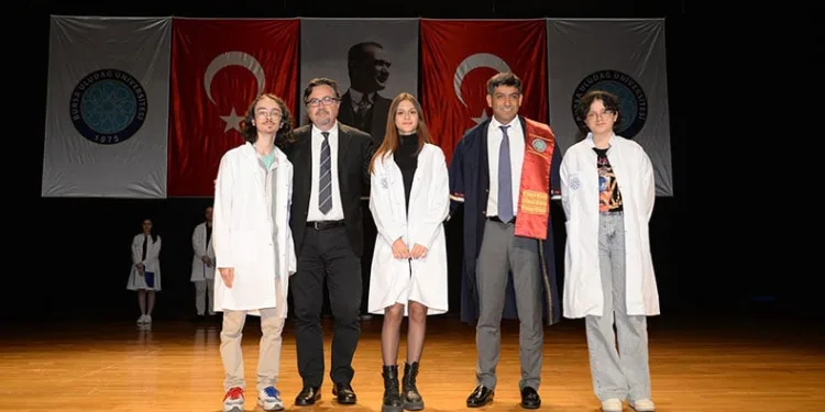 Diş hekimi adaylarına beyaz önlük töreni