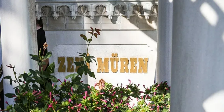 Zeki Müren mezarı başında anıldı