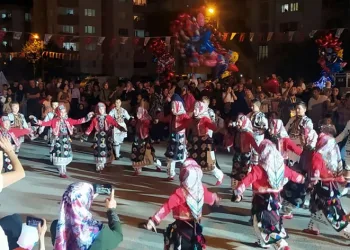 Küçük folklorcular izleyenlerden tam not aldı