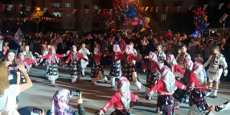Küçük folklorcular izleyenlerden tam not aldı