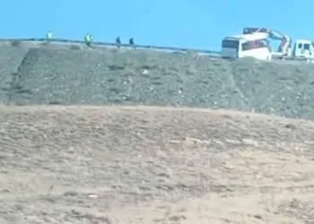 Düzensiz göçmenleri taşıyan midibüs takla attı
