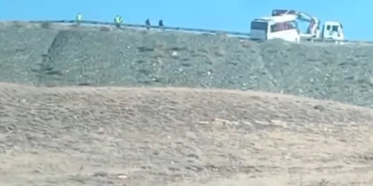 Düzensiz göçmenleri taşıyan midibüs takla attı