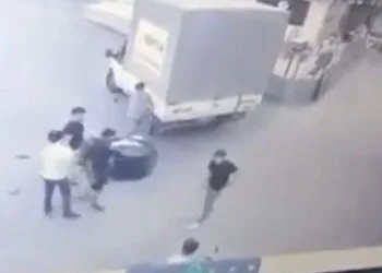 Kamyonete çarpan motosikletli ve arkadaşı savruldu
