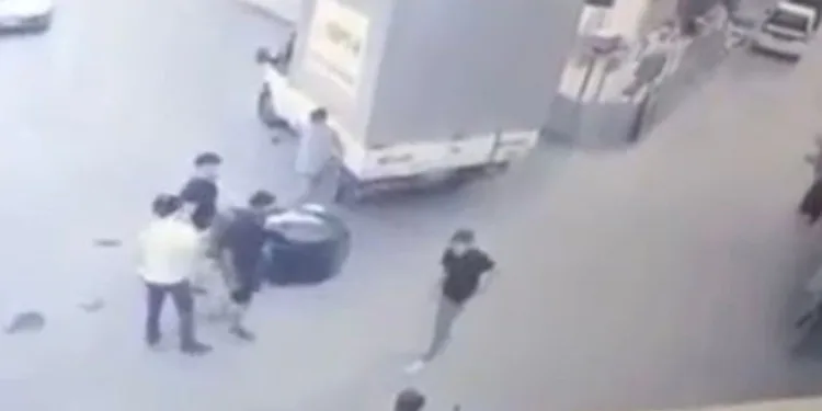 Kamyonete çarpan motosikletli ve arkadaşı savruldu