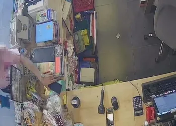 Masanın üzerinde duran telefonu saniyeler içinde çaldı