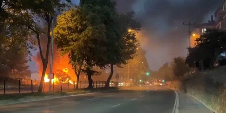 Bursa’da AVM yanında korkutan yangın