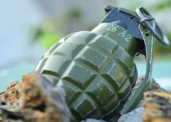 Atmayı unuttukları bomba araçta patladı