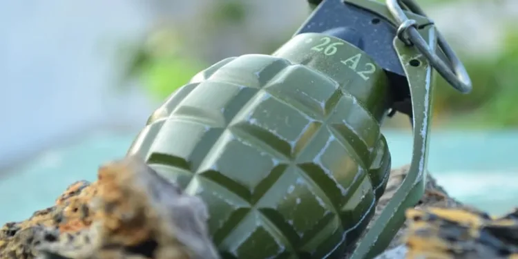 Atmayı unuttukları bomba araçta patladı