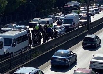 Göreve giden çevik kuvvet ekibi zincirleme kazaya karıştı