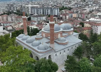 Bu caminin içine sinek giremiyor