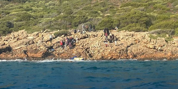 Mahsur kalana 36 düzensiz göçmen kurtarıldı