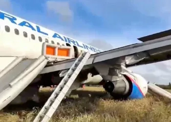 Yolcu uçağı acil iniş yaptı