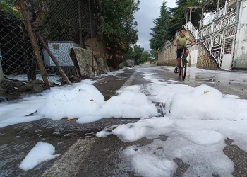 O cadde yine köpükle kaplandı