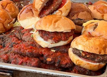 Konteyner kentte yaşayan vatandaşlara hamburger ikramı