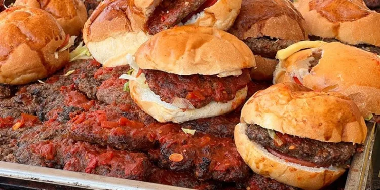 Konteyner kentte yaşayan vatandaşlara hamburger ikramı