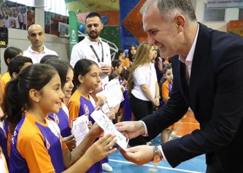 Yaz Okulları’nda öğrenciler sertifikalarını aldı