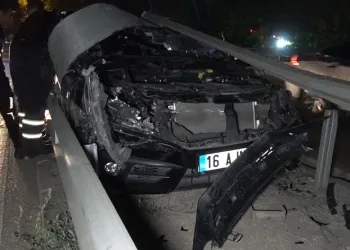 Orta refüje çarptı, otomobili bırakıp kaçtı
